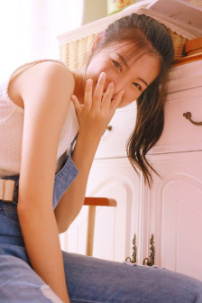 《年轻的女教师》在线